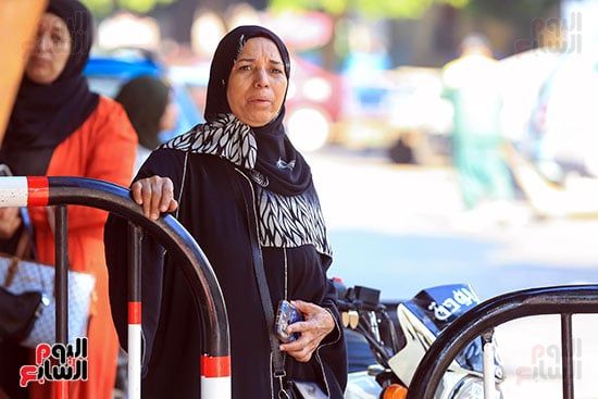 الأمهات يختمن شهور السهر والترقب بالدعاء والأمل فى آخر أيام امتحانات الثانوية