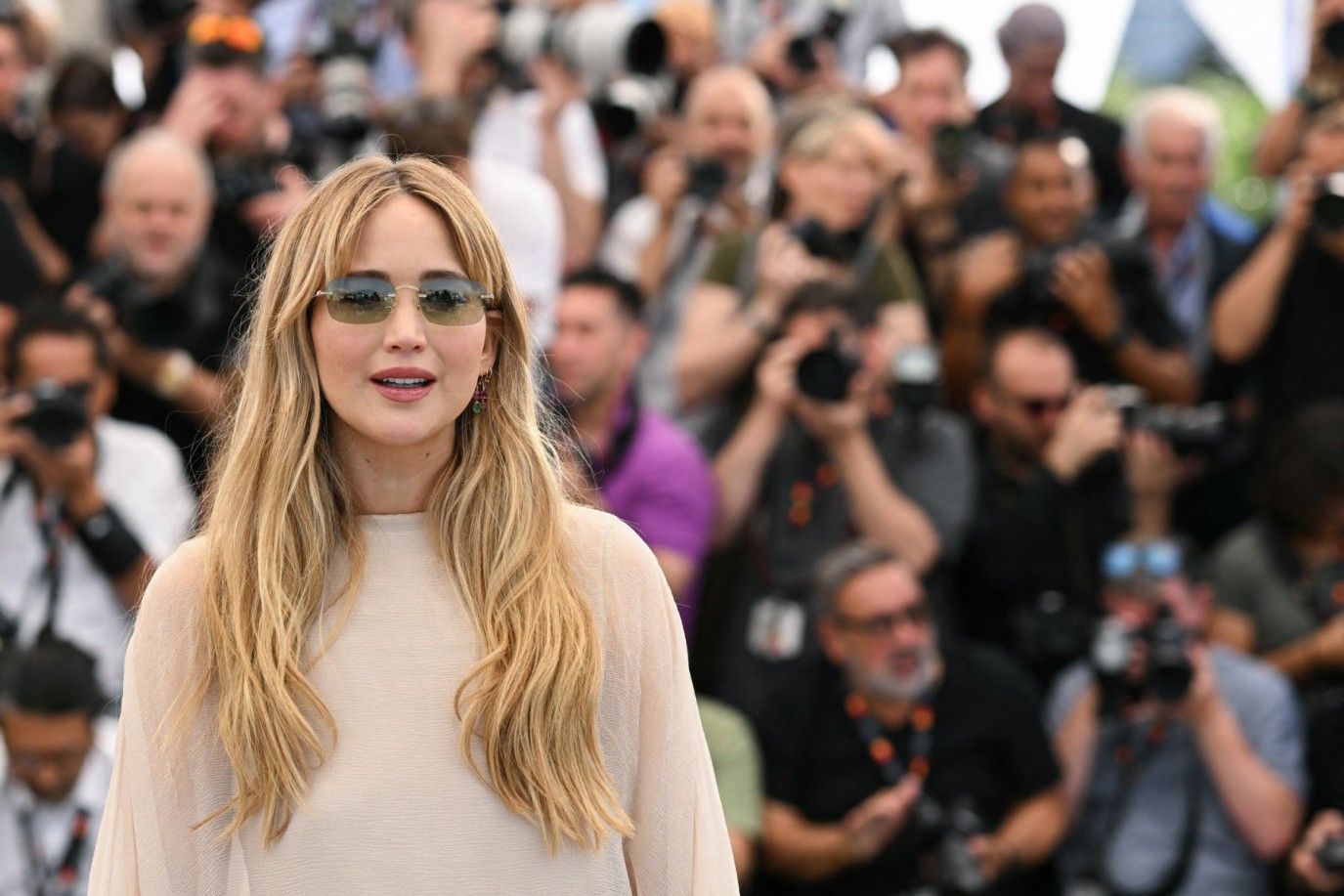 بقلادة من حرفين.. جينيفر لورانس تلمّح لاسم مولودها الثاني