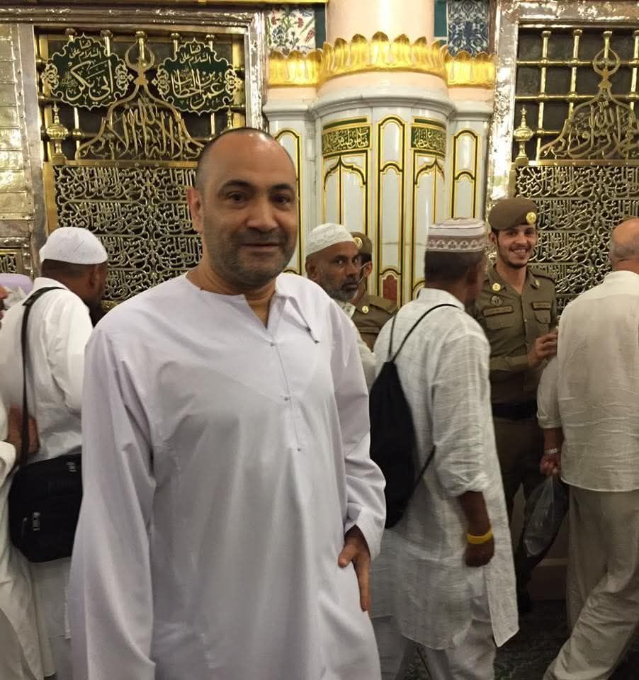 جمهور المطرب محمد عواد يتداولون صورة نادرة له فى الحرم ويطالبون بالدعاء له