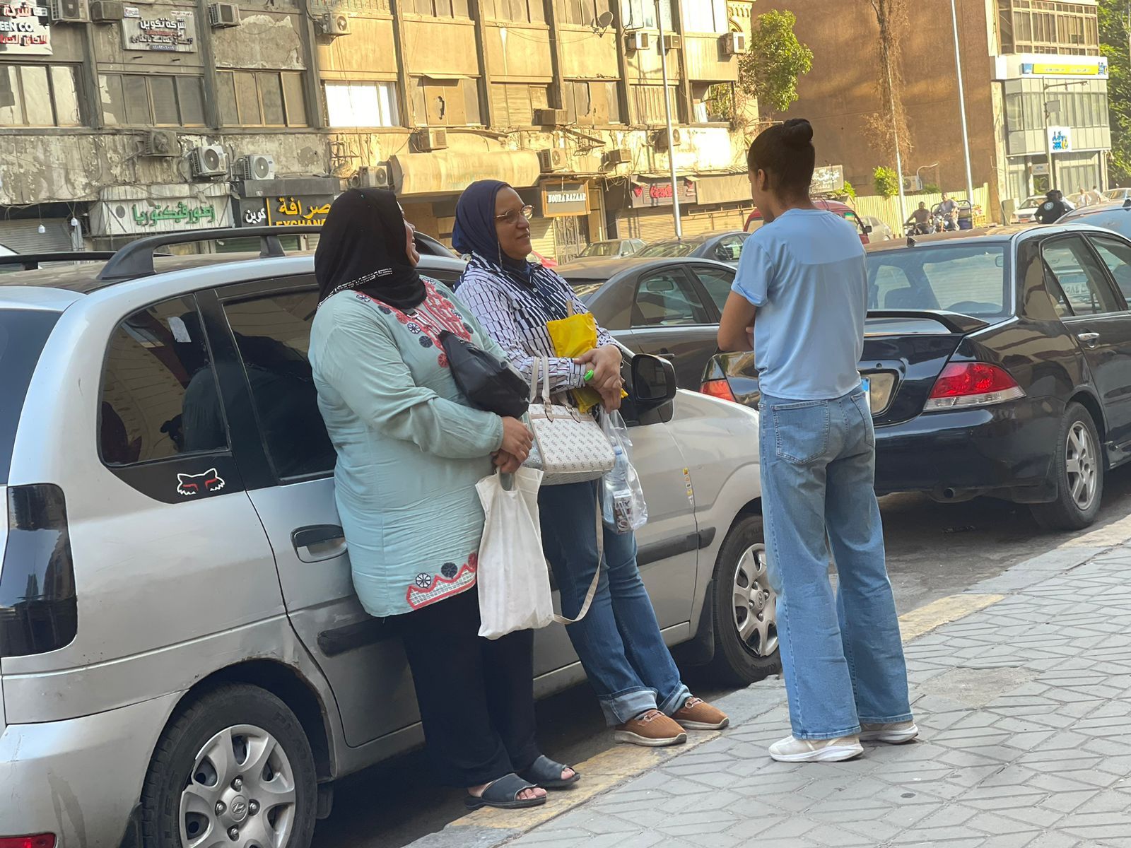 حتى آخر دقيقة.. الأهالى يدعمون طلاب الثانوية قبل امتحان الأحياء والإحصاء والرياضيات