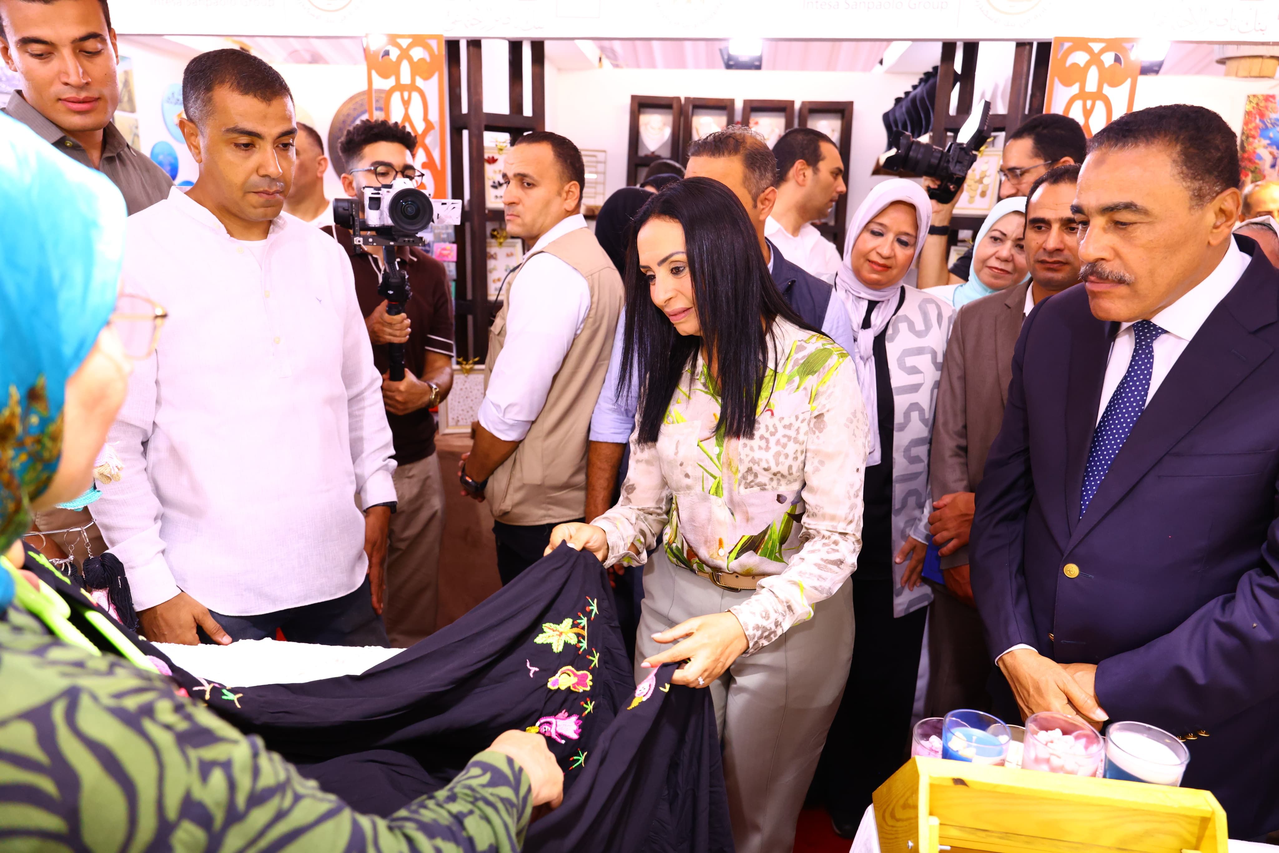 وزيرة التضامن تتفقد أروقة معرض "ديارنا للحرف التراثية" بالساحل الشمالى