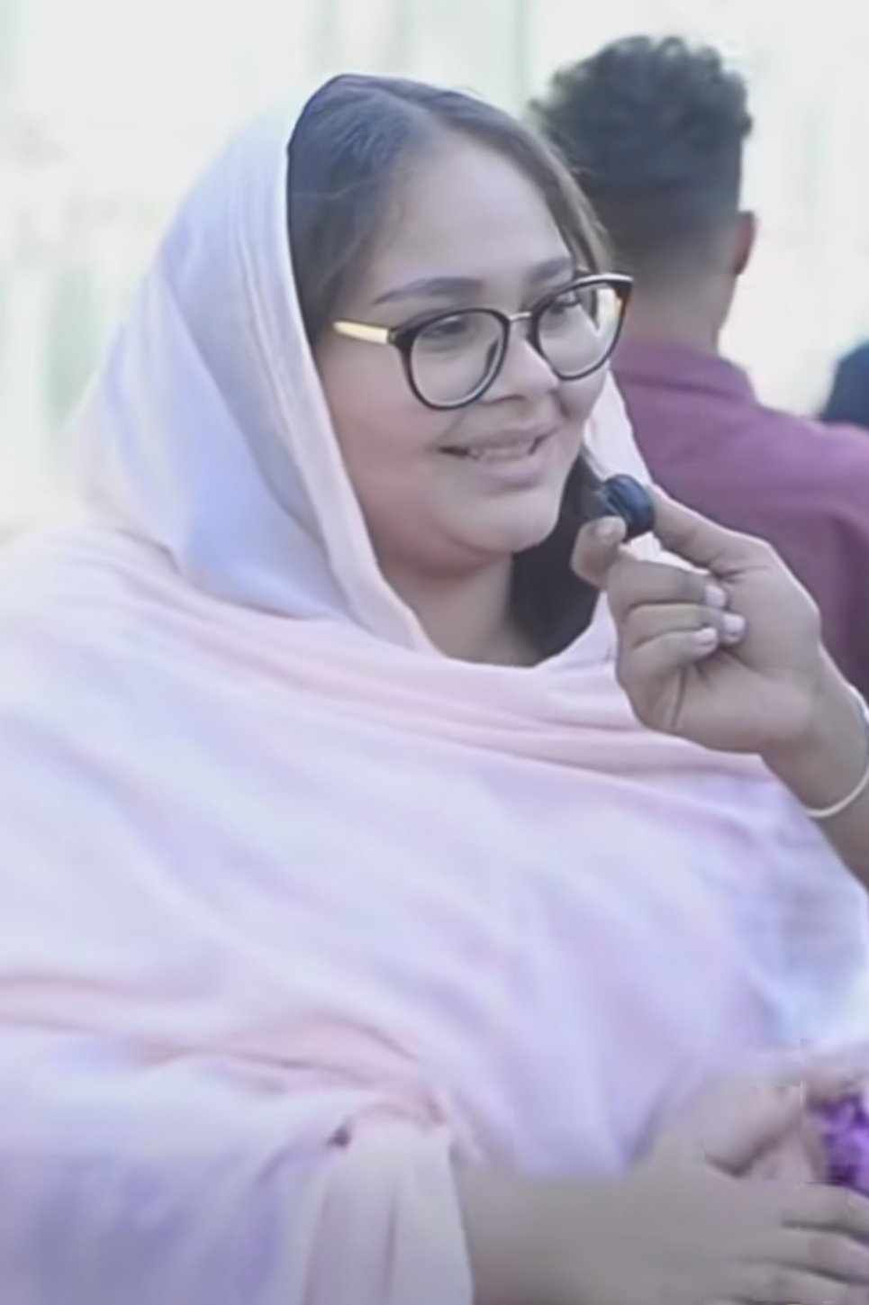 شاهد بالفيديو.. طالبة سودانية جلست لإمتحانات الشهادة بالقاهرة تفجر موجة من الضحك على مواقع التواصل: (اشتغلنا كعب في الإمتحانات والأساتذة قالوا لينا ما بتنجحوا وإلا نمشي ندعي)