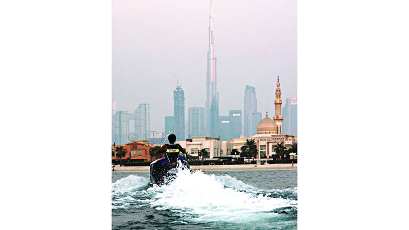 الامارات | شاطئ جميرا.. ملتقى عشّاق الرياضات البحرية