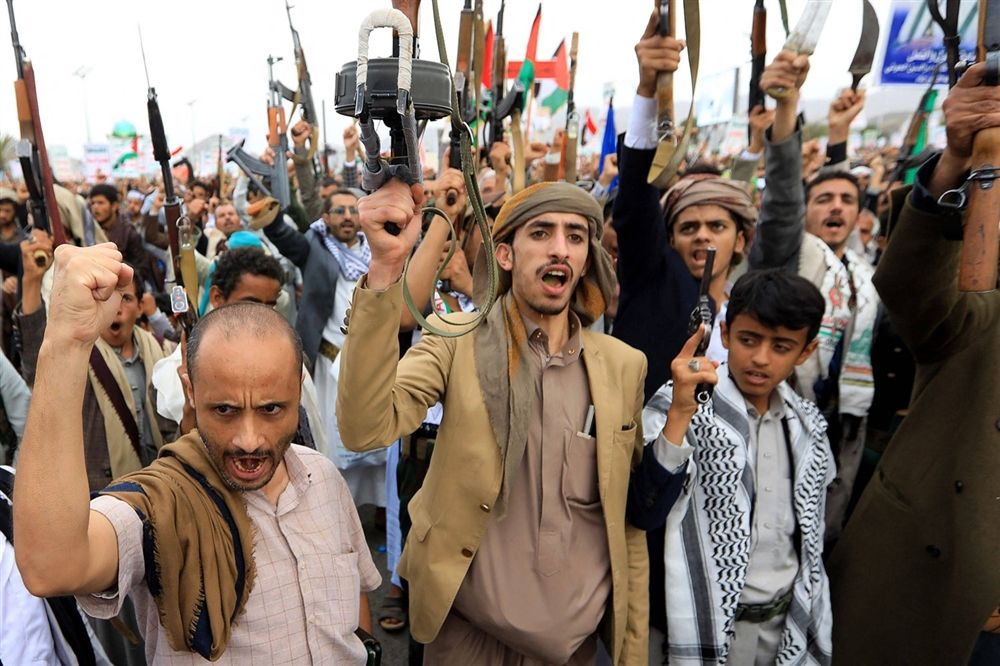 دبلوماسي يمني بارز يتهم التحالف بتشتيت الشرعية وتمهيد الطريق للحوثيين