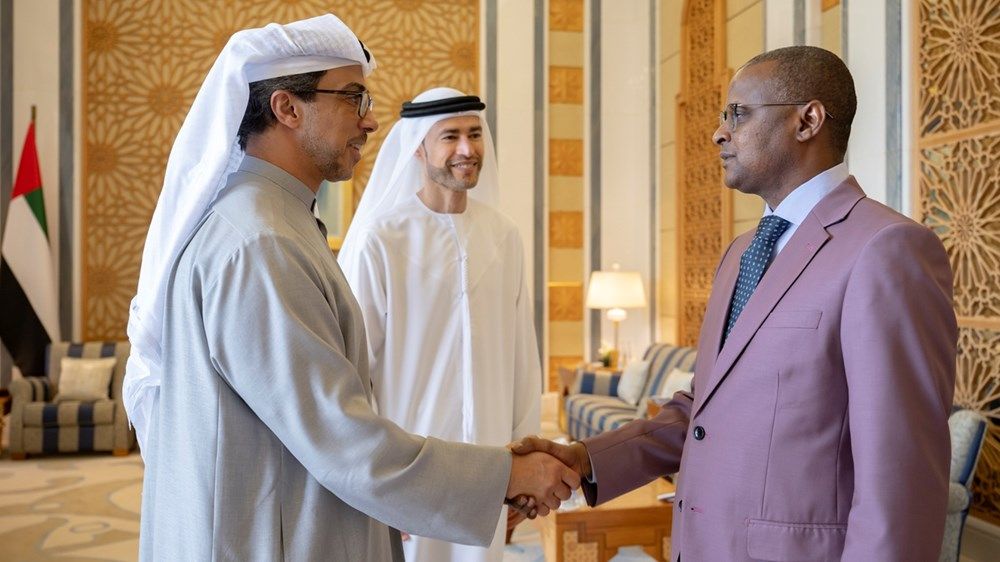 رئيس الدولة يتلقى رسالة خطية من رئيس تشاد تسلمها منصور بن زايد