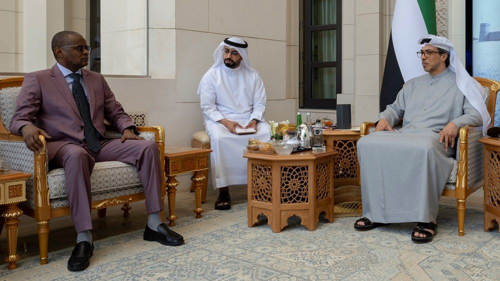 رئيس الدولة يتلقى رسالة خطية من رئيس تشاد تسلمها منصور بن زايد