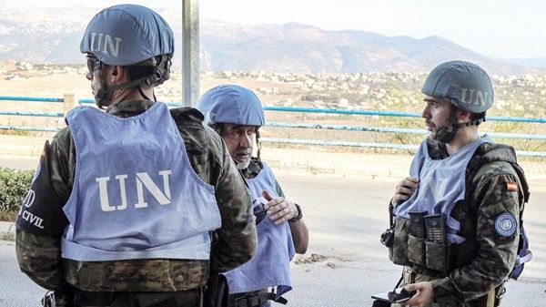 «اليونيفيل» تطلق قنابل دخانية لدى اعتراضها في جنوب لبنان