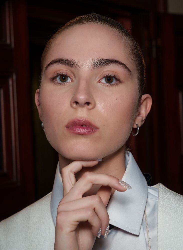 أسبوع الموضة في باريس بيومه الأخير.. صيحات جمالية تجمع بين الابتكار والحنين