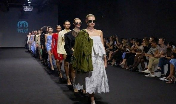 ألوان خريف وشتاء 2025 2026 تمزج الجرأة بالنعومة وتؤكد أن الأناقة لا تعرف فصولًا