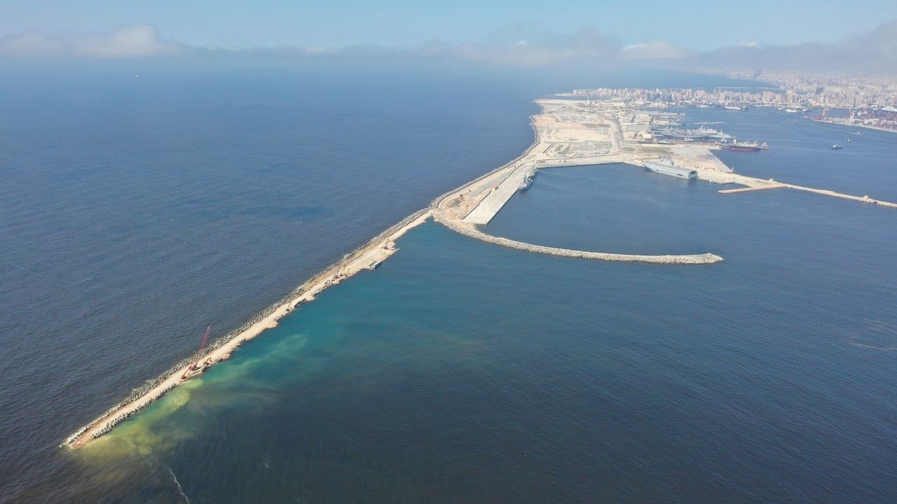 وزير الصناعة والنقل يجرى جولة تفقدية موسعة بمشروعات مينائى الإسكندرية والدخيلة