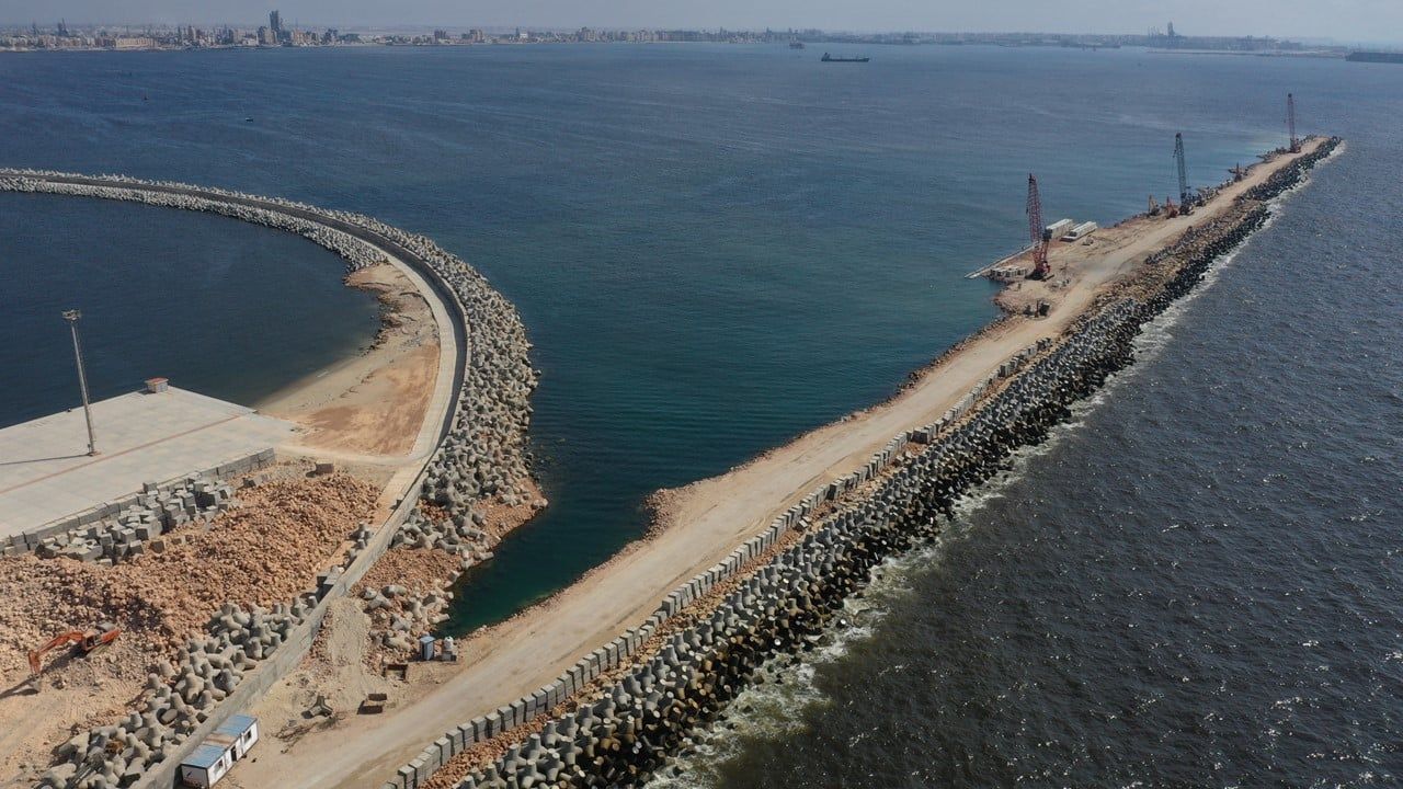 وزير الصناعة والنقل يجرى جولة تفقدية موسعة بمشروعات مينائى الإسكندرية والدخيلة