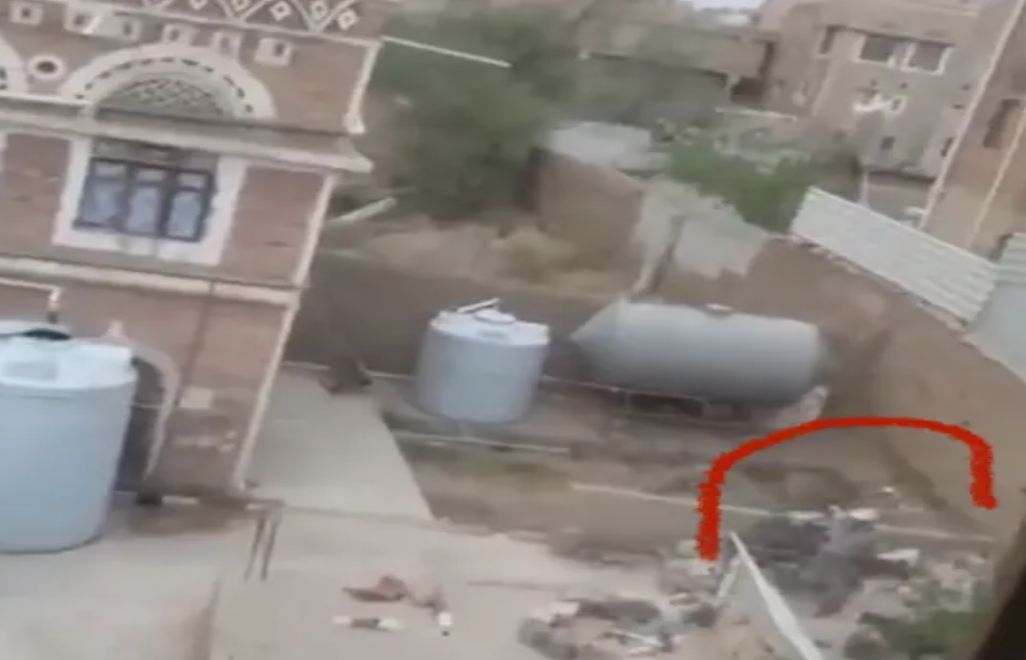 شاهد بـ"الفيديو"بث مباشر للجريمة ...عم يقتل ابن أخيه بسبب فناء منزل