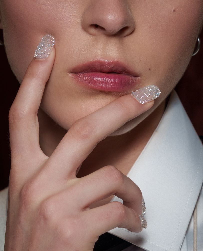 أسبوع الموضة في باريس بيومه الأخير.. صيحات جمالية تجمع بين الابتكار والحنين