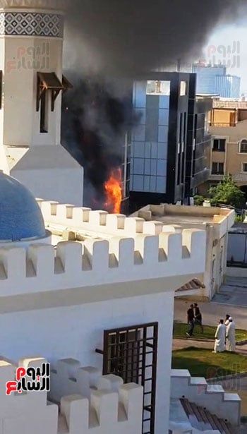 اندلاع حريق فى دبى مول بمنطقة الشيخ زايد.. فيديو وصور