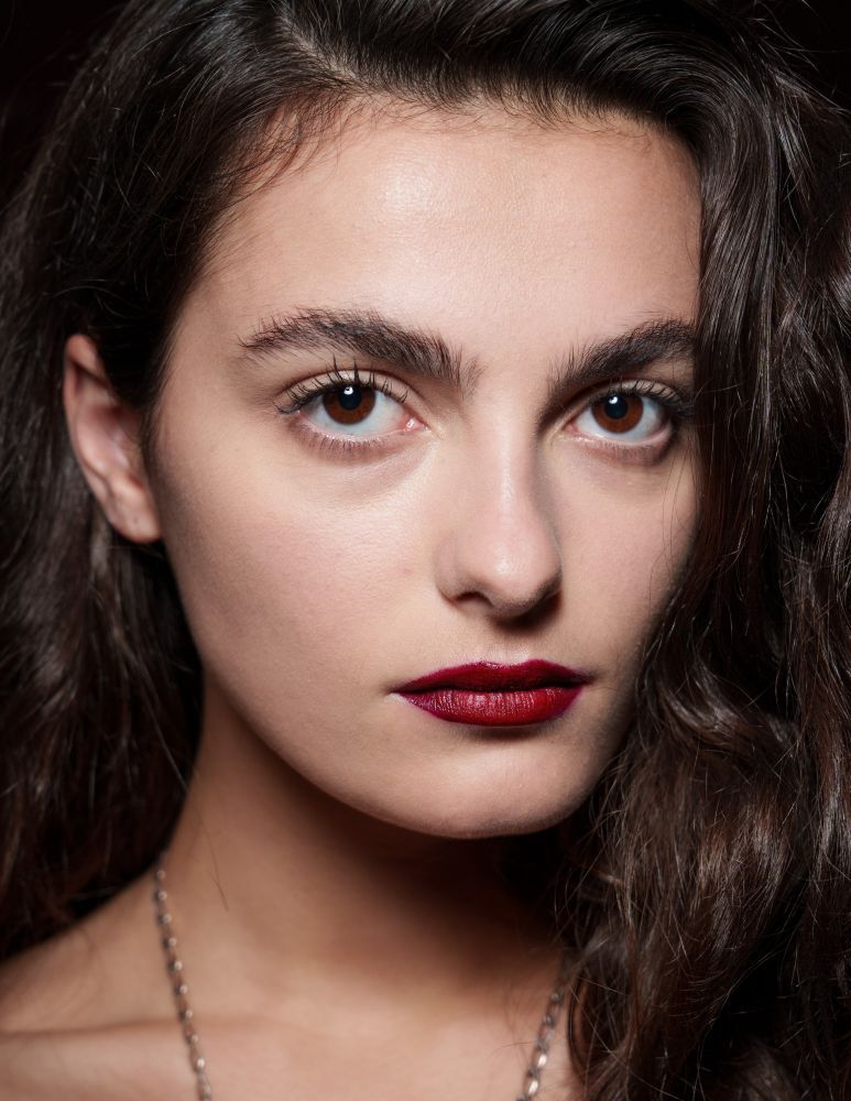 أسبوع الموضة في باريس بيومه الأخير.. صيحات جمالية تجمع بين الابتكار والحنين