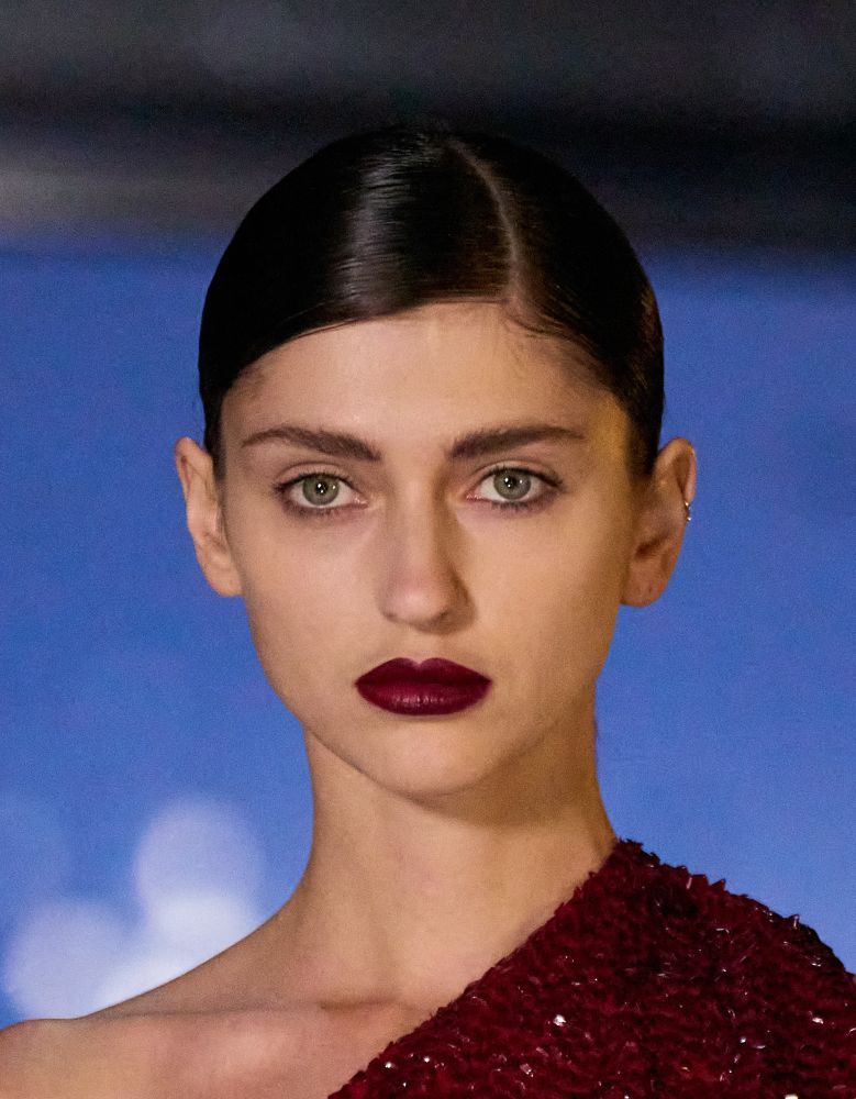 أسبوع الموضة في باريس بيومه الأخير.. صيحات جمالية تجمع بين الابتكار والحنين