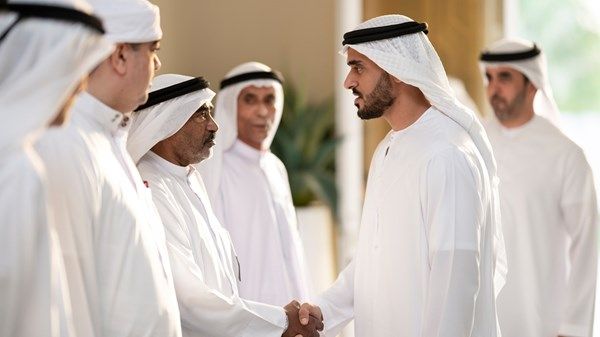 زايد بن محمد بن زايد يقدِّم واجب العزاء في وفاة والدة الشهيد سيف يوسف بالهول الفلاسي