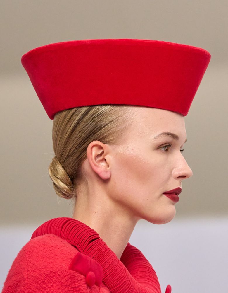 أسبوع الموضة في باريس بيومه الأخير.. صيحات جمالية تجمع بين الابتكار والحنين