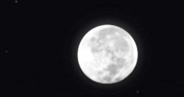لهواة الظواهر الفلكية.. قمر الرعد "بدر محرم" يضيء السماء بنسبة لمعان 100%