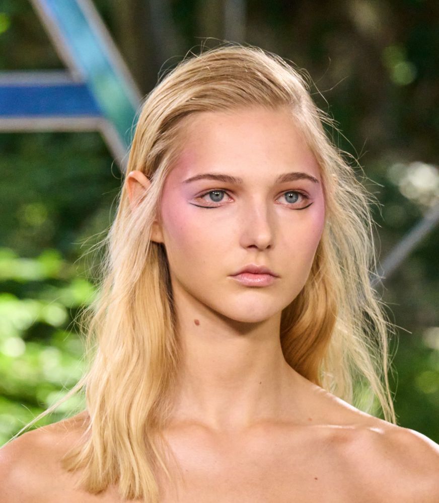 أسبوع الموضة في باريس بيومه الأخير.. صيحات جمالية تجمع بين الابتكار والحنين