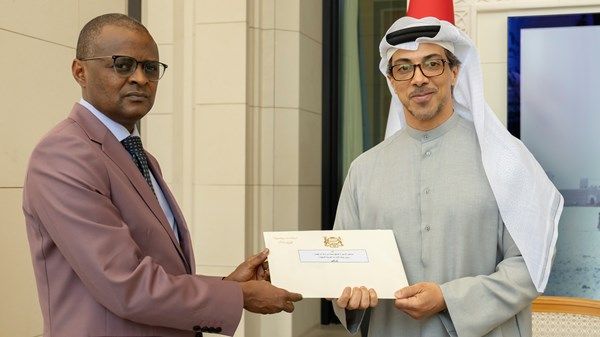 رئيس الدولة يتلقى رسالة خطية من رئيس تشاد تسلمها منصور بن زايد