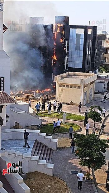 اندلاع حريق فى دبى مول بمنطقة الشيخ زايد.. فيديو وصور