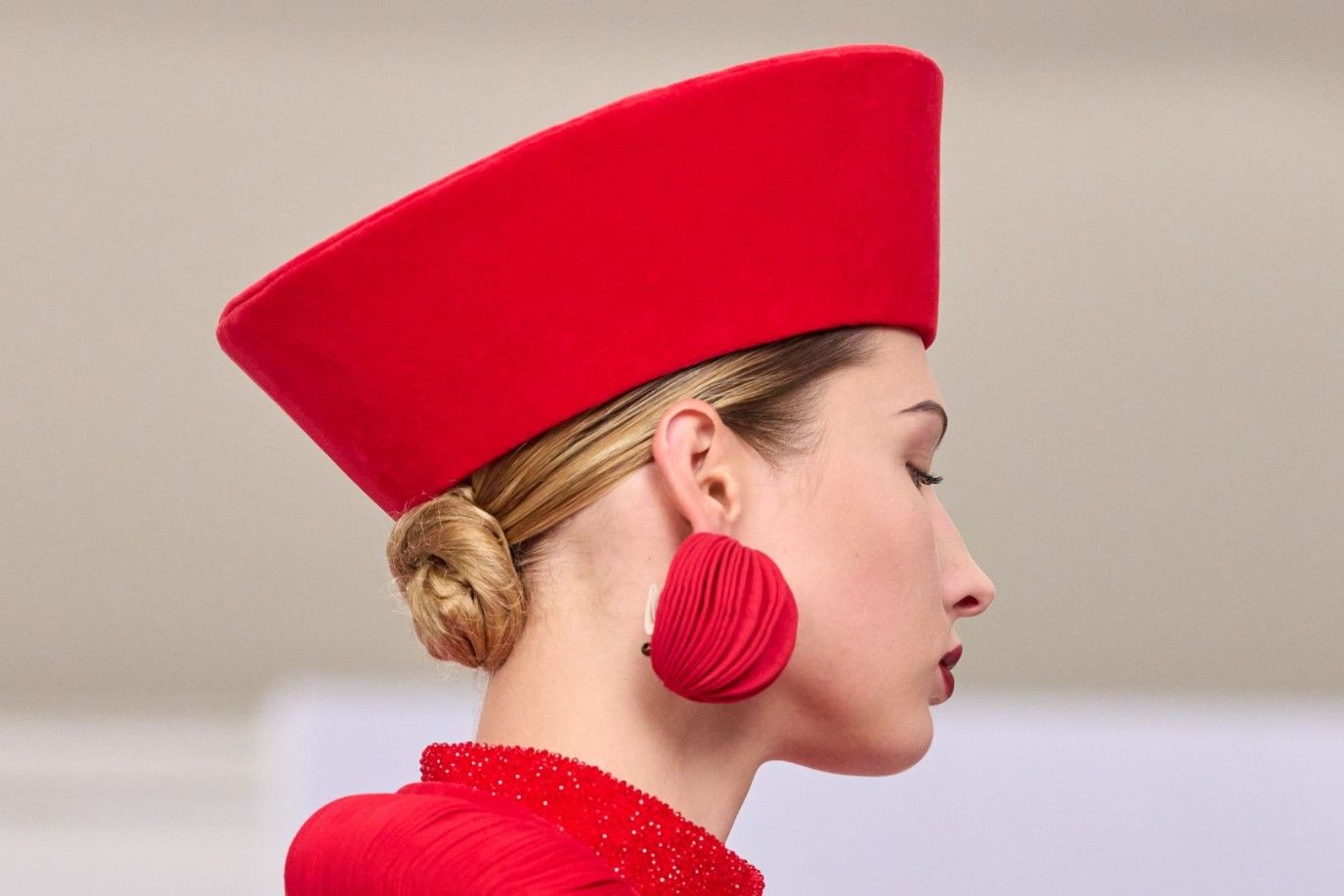 أسبوع الموضة في باريس بيومه الأخير.. صيحات جمالية تجمع بين الابتكار والحنين