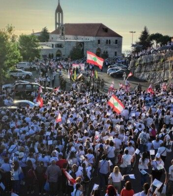 أكثر من عشرة آلاف مؤمن في مسيرة حج إلى ضريح القديس شربل في عنّايا تحضيرًا لعيده