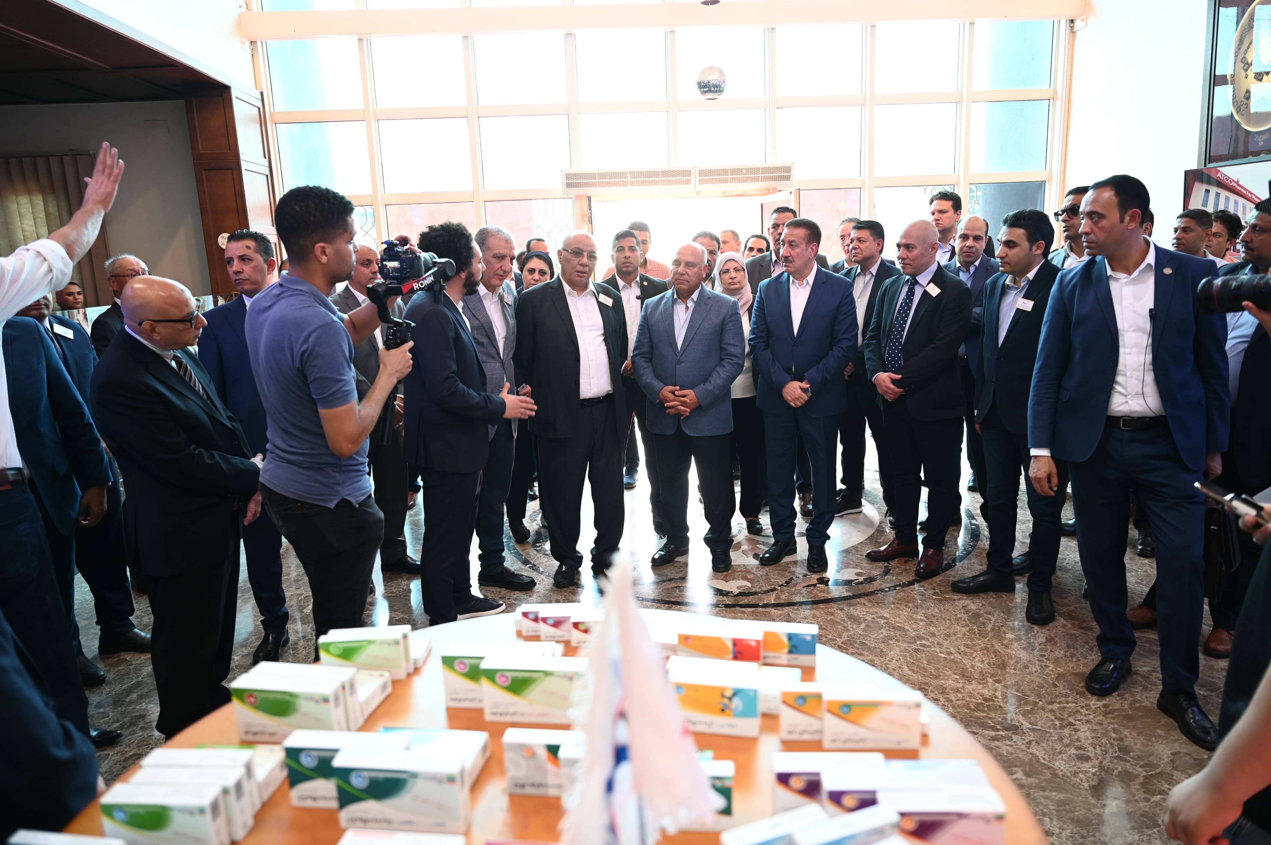 كامل الوزير يفتتح مصنعا ويضع حجر أساس آخر لإنتاج ثلاجات وديب فريزر