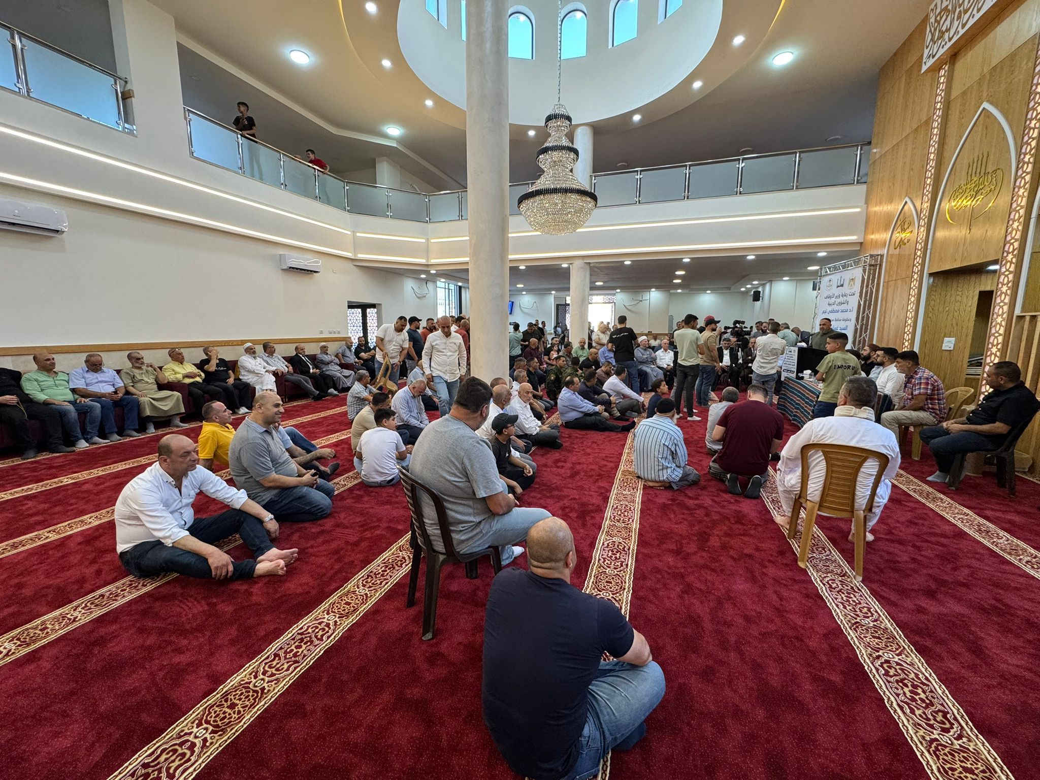 رغم المعاناة.. فلسطيني من نابلس يهدى والده مسجدا صدقة جارية على روحه.. صور