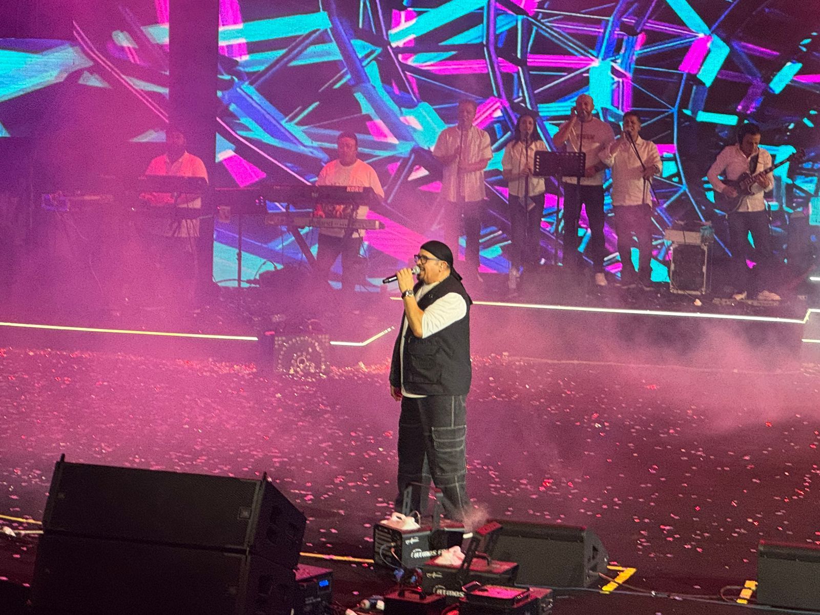 هشام عباس يشارك فى افتتاح المسرح الرومانى بدويتو مع الشاعرى