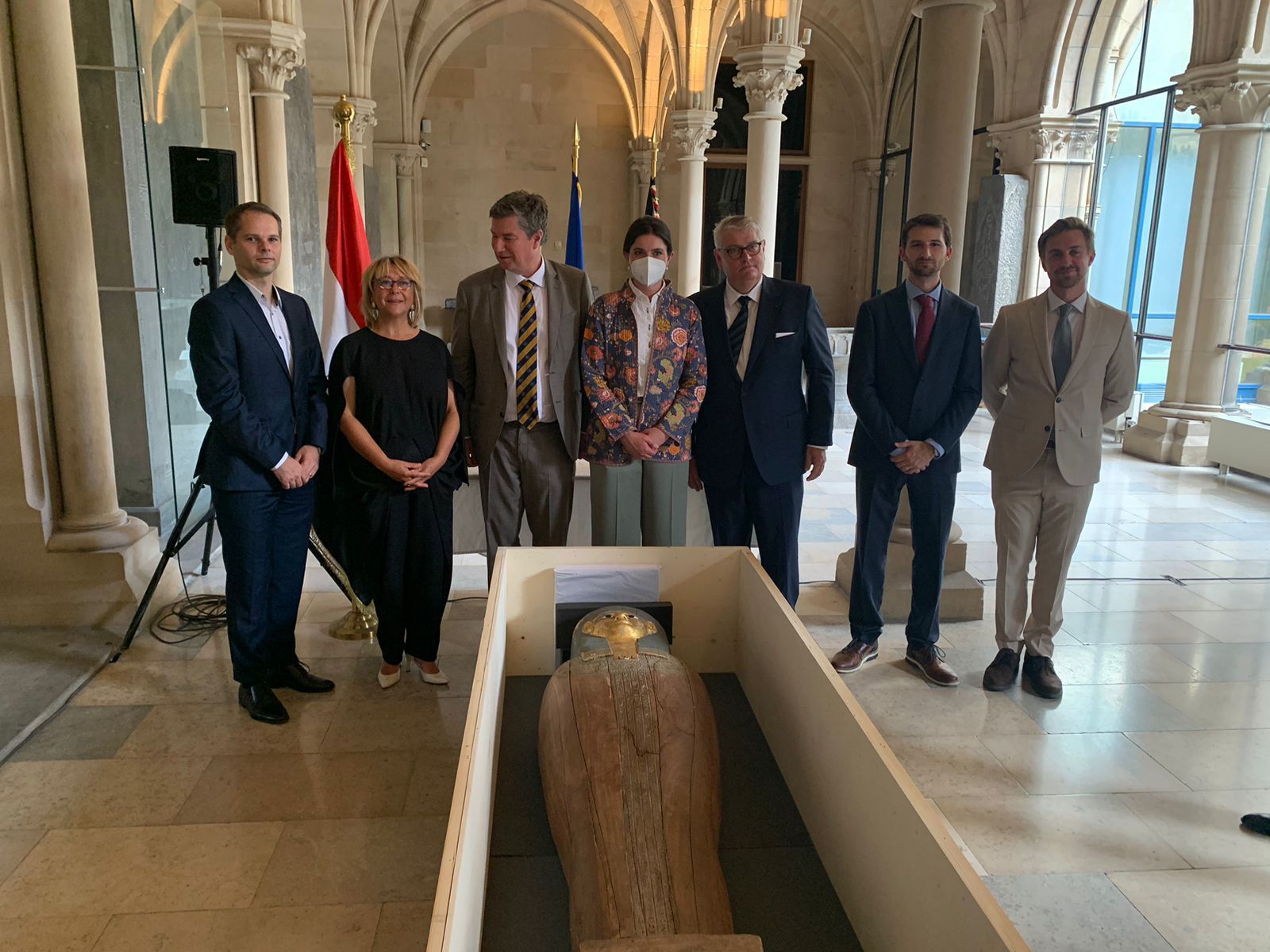 السفارة المصرية فى بلجيكا تنجح فى استرداد قطعتين أثريتين مصريتين.. صور