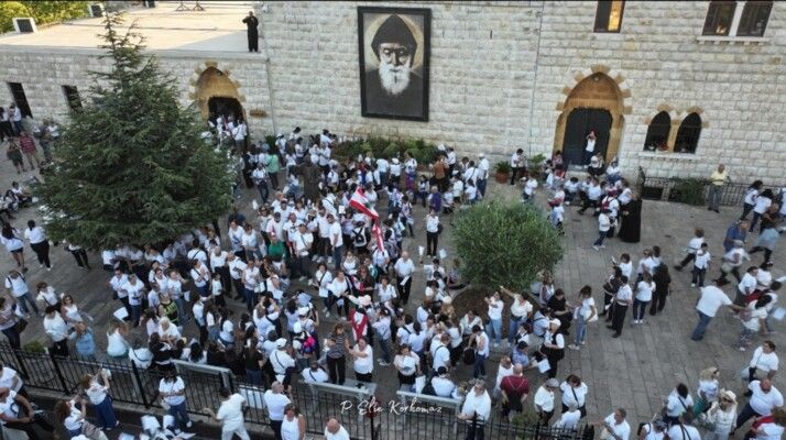 أكثر من عشرة آلاف مؤمن في مسيرة حج إلى ضريح القديس شربل في عنّايا تحضيرًا لعيده