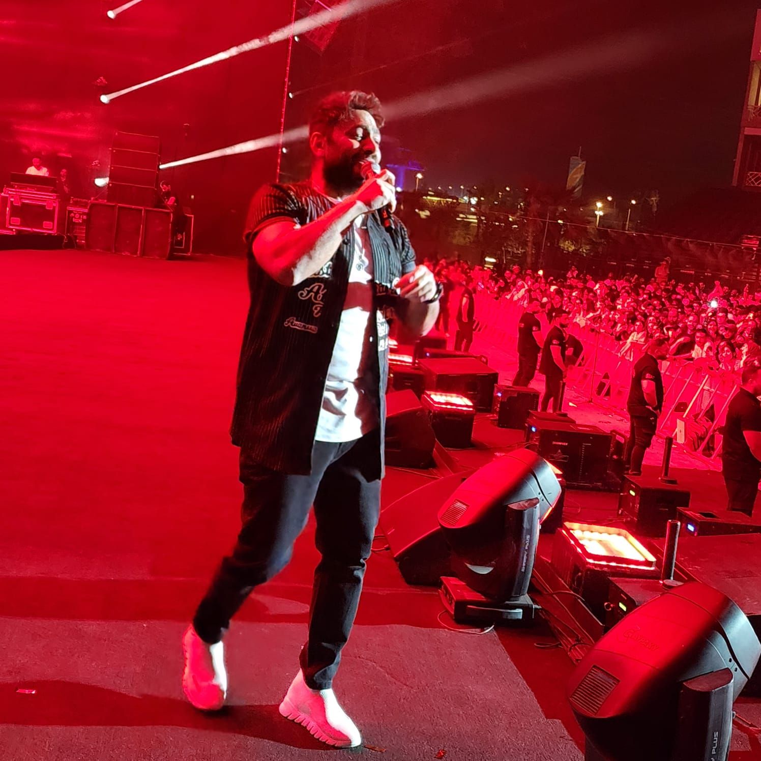 تامر حسنى يوجه التحية لعدوية ويغنى 20 أغنية بحفله فى الرياض.. صور