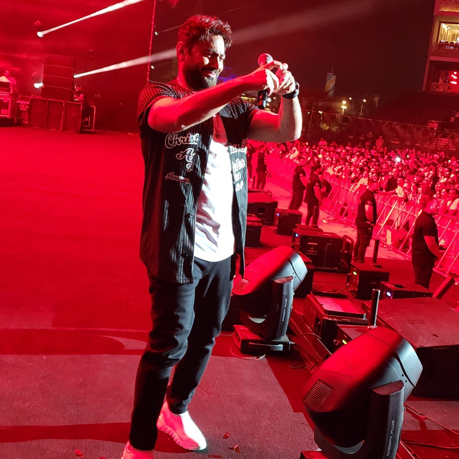 تامر حسنى يوجه التحية لعدوية ويغنى 20 أغنية بحفله فى الرياض.. صور