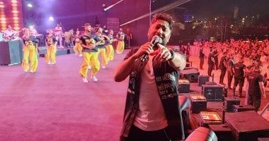 تامر حسنى يوجه التحية لعدوية ويغنى 20 أغنية بحفله فى الرياض.. صور