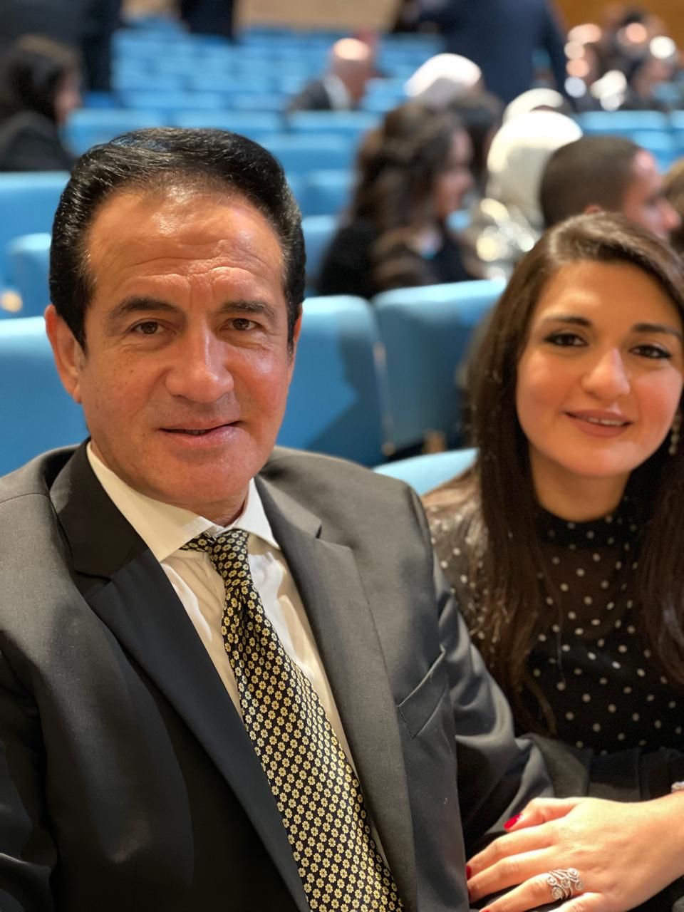 محمد ثروت يهنئ ابنته داليا بعد حصولها على درجة الماجستير من بريطانيا