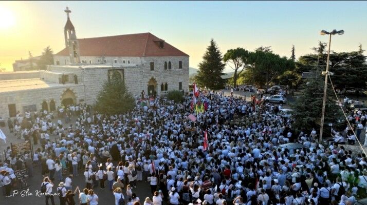 أكثر من عشرة آلاف مؤمن في مسيرة حج إلى ضريح القديس شربل في عنّايا تحضيرًا لعيده