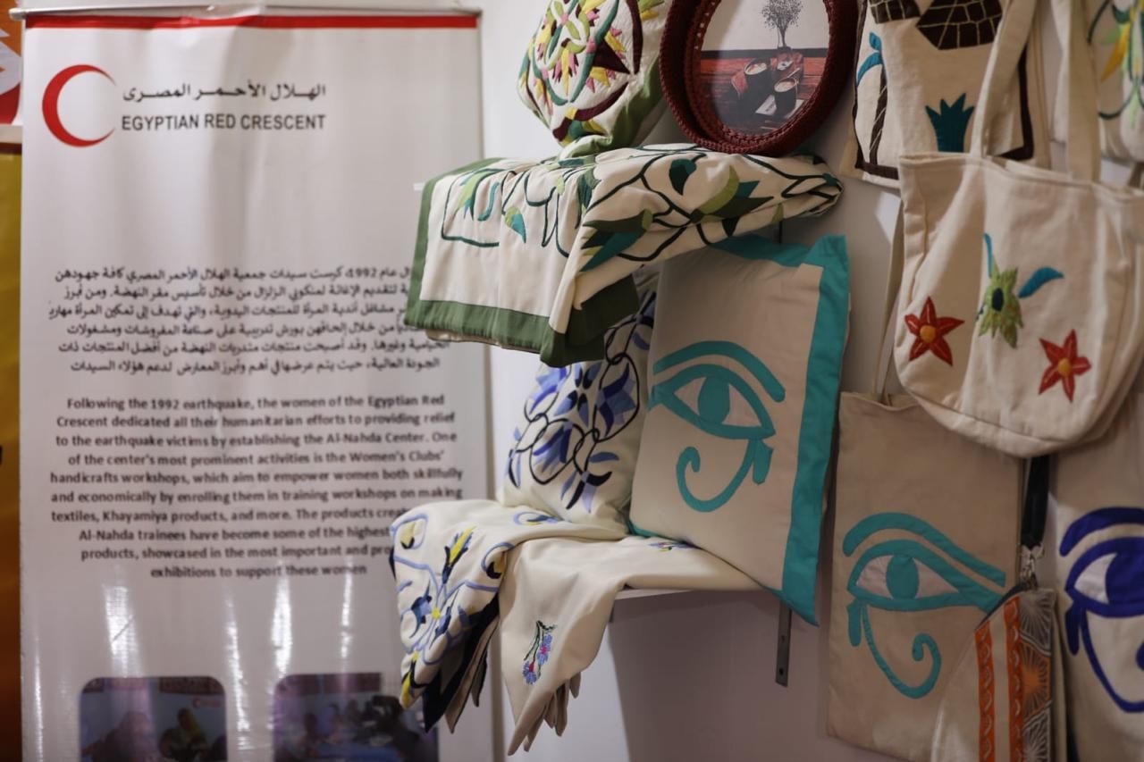 الهلال الأحمر المصري يشارك بمنتجات يدوية في ديارنا مارينا "مصر بتتكلم حرفي"