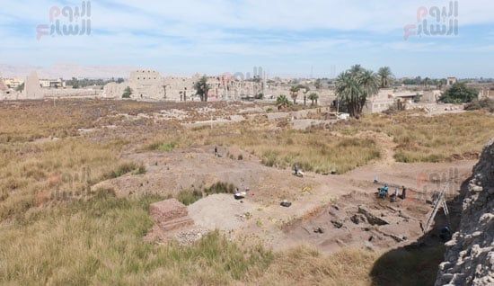 كشف أثرى بالكرنك.. العثور على مبنى بالطوب اللبن يحوى أفران ومعدات طهى خبز.. صور