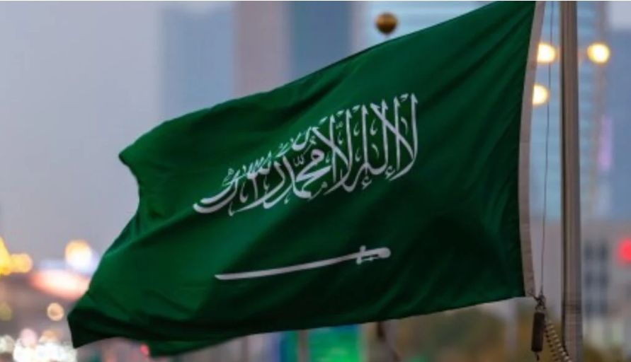 القرار الأخير يُغيّر قواعد اللعبة.. السعودية تُطلق نظام إقامة بلا كفيل وبلا رسوم!