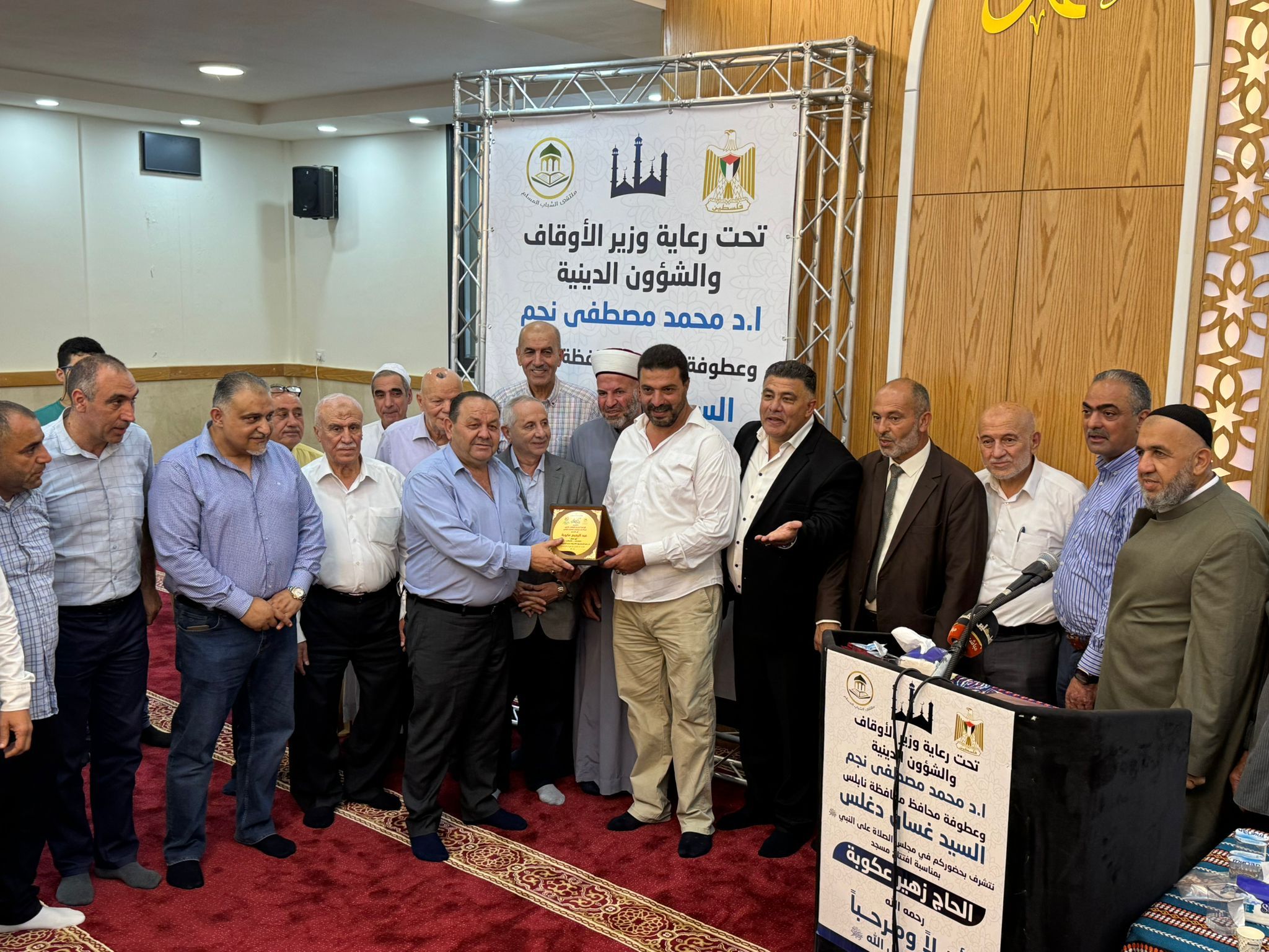رغم المعاناة.. فلسطيني من نابلس يهدى والده مسجدا صدقة جارية على روحه.. صور