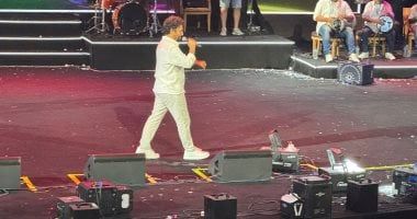 حميد الشاعرى يقدم باقة من أروع أغانيه على خشبة المسرح الرومانى فى مارينا.. صور