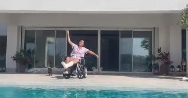 غادة عبد الرازق تكشف عن تعرضها للإصابة وتجلس على كرسى متحرك