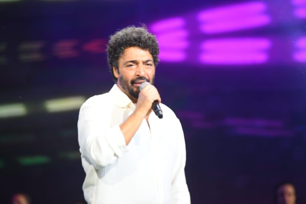 حميد الشاعرى يقدم باقة من أروع أغانيه على خشبة المسرح الرومانى فى مارينا.. صور