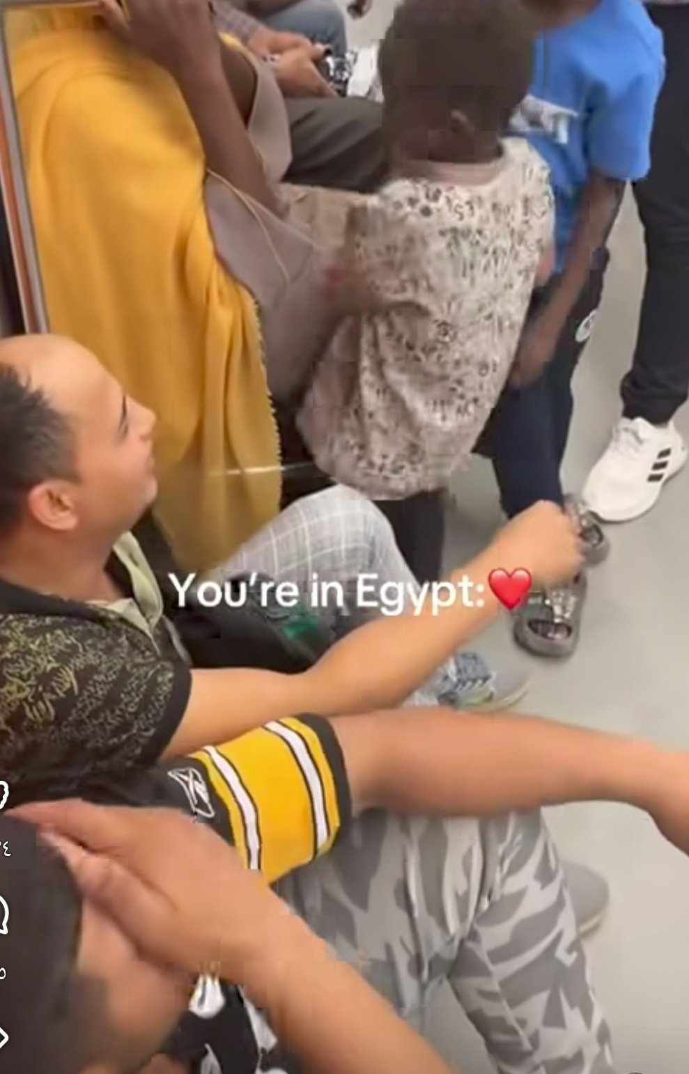 شاهد بالصورة والفيديو.. شباب مصريون يمازحون طفل سوداني داخل “االمترو” وضحكون معه والجمهور: (لا تلمونا في حب الشعب المصري بعد هذا المقطع)