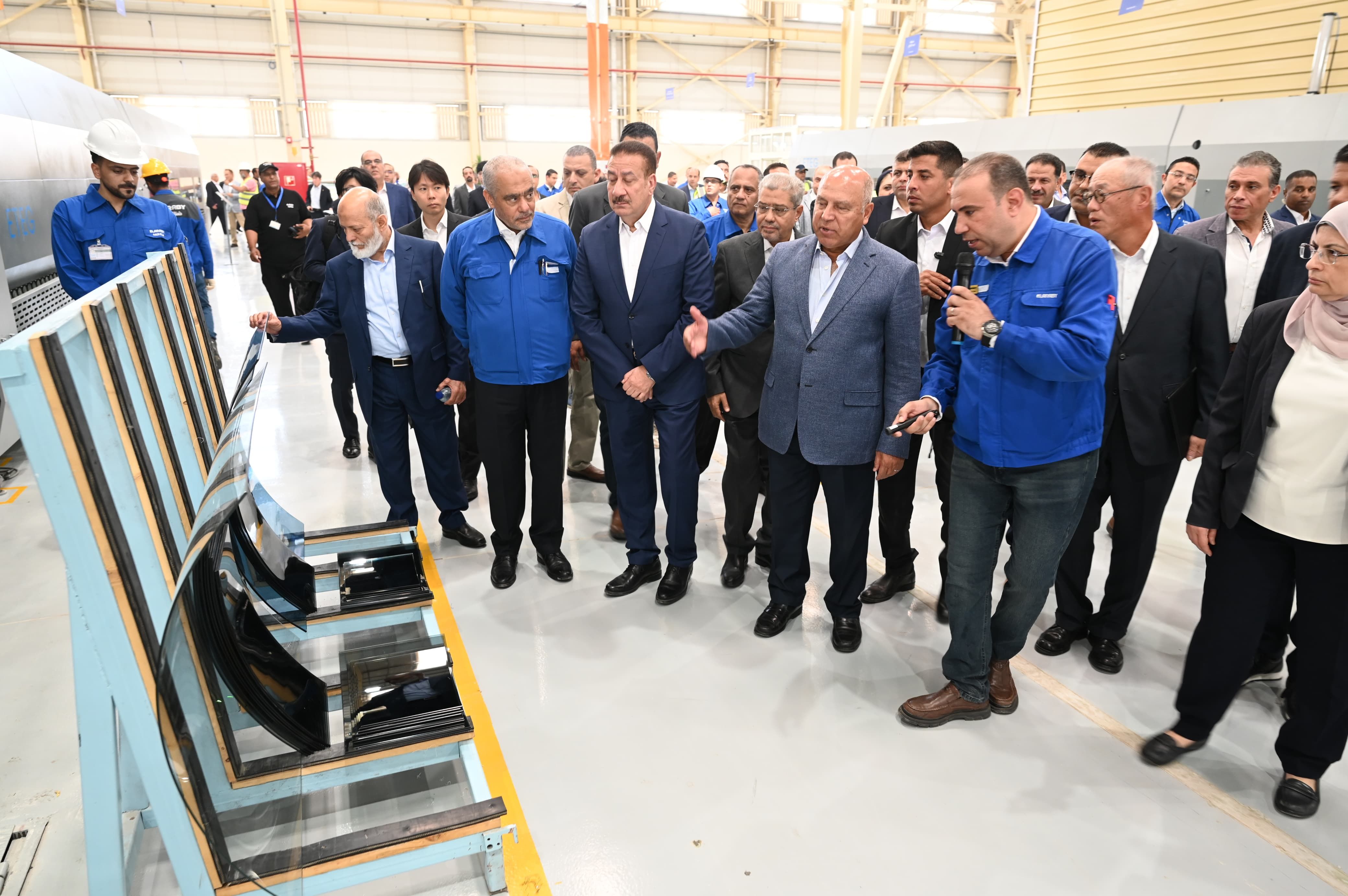 كامل الوزير يفتتح مصنعا ويضع حجر أساس آخر لإنتاج ثلاجات وديب فريزر