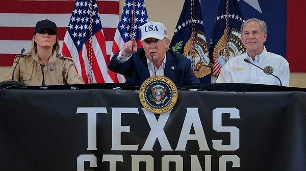 ترامب يتفقد مواقع الفيضانات في تكساس