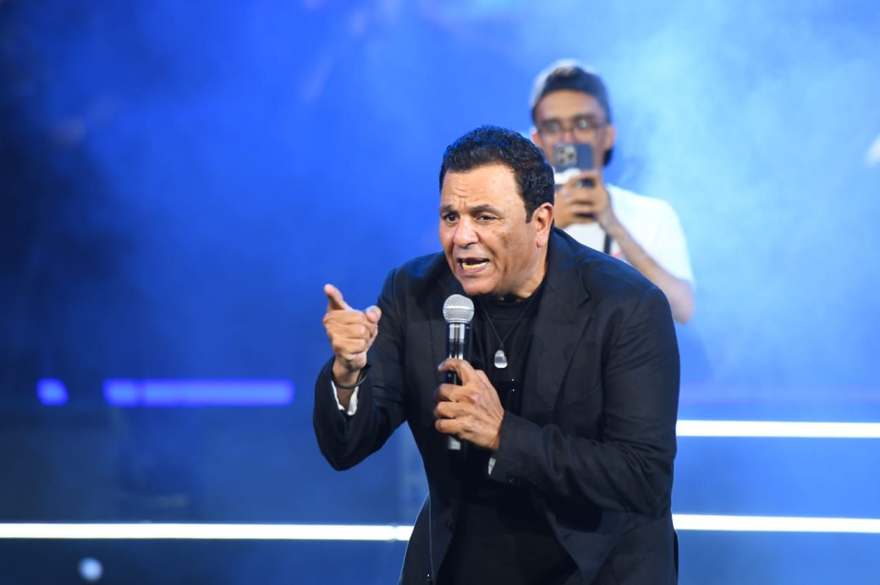 محمد فؤاد يشعل افتتاح المسرح الرومانى بباقة من أجمل أغانيه