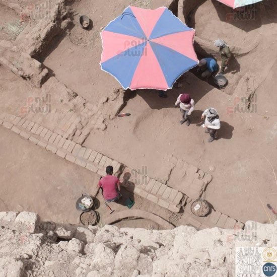 كشف أثرى بالكرنك.. العثور على مبنى بالطوب اللبن يحوى أفران ومعدات طهى خبز.. صور